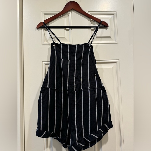 Billabong NWT overall striped Wild Pursuit Short Overall Romper in black stripe - Picture 3 of 16